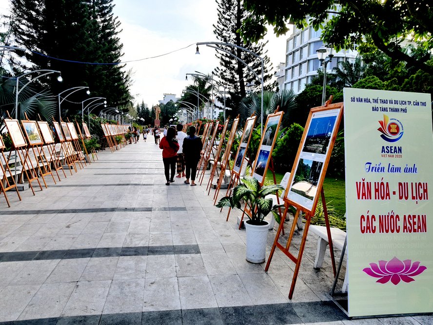 Trong khuôn khổ ngày hội, Bảo tàng TP Cần Thơ triển lãm bộ ảnh ASEAN phục vụ khách tham quan.
