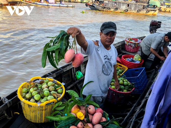Các mặt hàng trái cây vô cùng phong phú, giá cả phải chăng. Du khách thường thưởng thức trái cây tươi ngon ngay trên thuyền.
