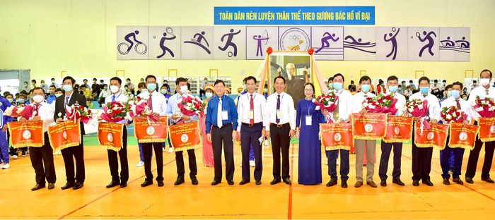 Ông Trần Đức Phấn- Phó Tổng Cục trưởng Tổng Cục TDTT và các đồng chí lãnh đạo tỉnh Vĩnh Long tặng hoa và cờ lưu niệm các đơn vị tham dự đại hội.