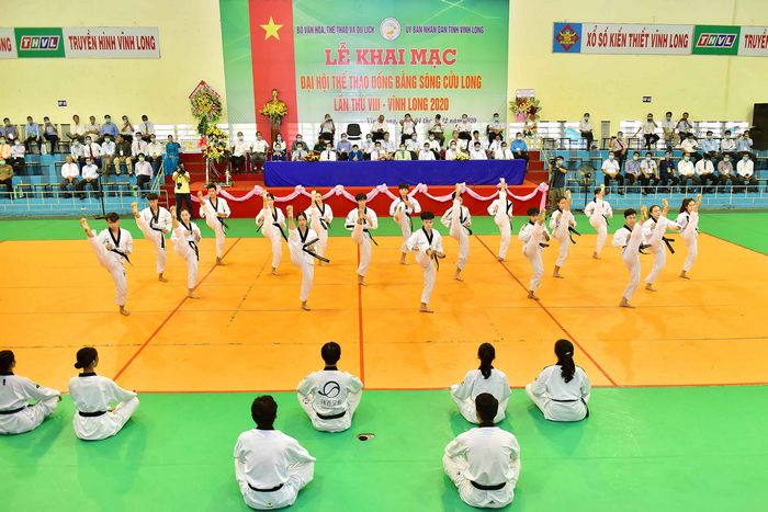 Đội Taekwondo Vĩnh Long biểu diễn tại lễ khai mạc.