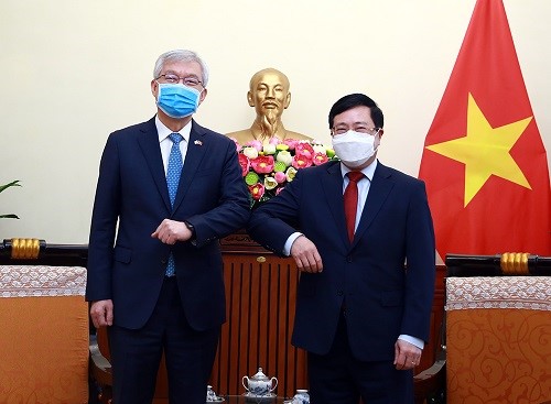 Phó Thủ tướng, Bộ trưởng Ngoại giao Phạm Bình Minh và Thứ trưởng Ngoại giao Hàn Quốc Lee Tae-ho - Ảnh: VGP/Hải Minh