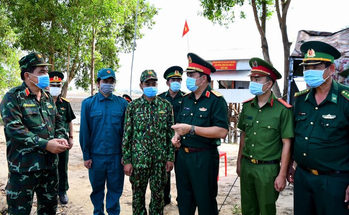 Ngày 27/11 vừa qua, Thủ trưởng Bộ tổng Tham mưu và Thủ trưởng Bộ tư lệnh QK9 đi kiểm tra các Tổ công tác phòng chống dịch Covid-19 tại tuyến biên giới Tây Nam.