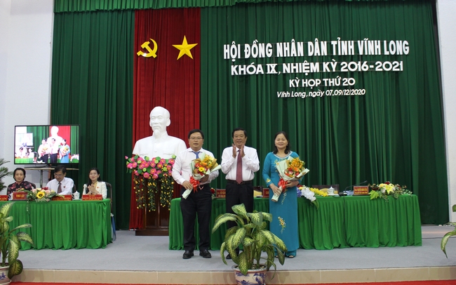 Ông Bùi Văn Nghiêm- Phó Bí thư Tỉnh ủy, Chủ tịch HĐND tỉnh tặng hoa bà Lê Thị Nhung và ông Trương Đặng Vĩnh Phúc.