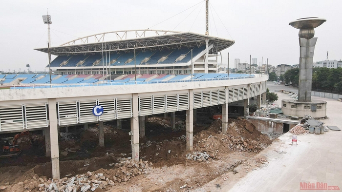 Việc sửa chữa hai khán đài là giai đoạn đầu trong kế hoạch nâng cấp sân.