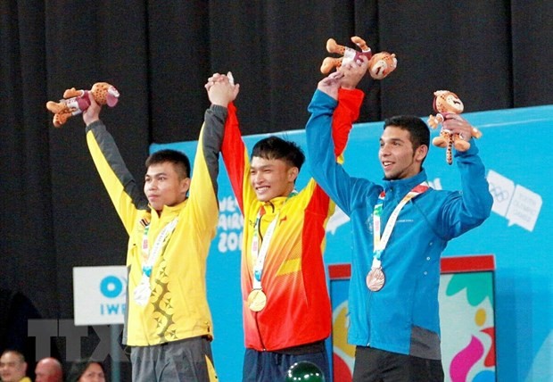 Vận động viên Ngô Sơn Đỉnh (giữa) đoạt Huy chương Vàng tại Olympic trẻ tại Argentina vào tháng 10/2018. (Nguồn: TTXVN phát)