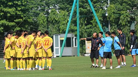 HLV Park Hang-seo dặn dò các cầu thủ trước một buổi tập của U.22 Việt Nam.