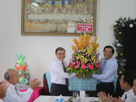 Phó Bí thư Thường trực Tỉnh ủy- Bùi Văn Nghiêm tặng hoa chúc mừng Ban Đại diện Hội thánh Tin lành Việt Nam (miền Nam) tỉnh Vĩnh Long.