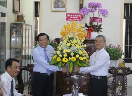 Phó Bí thư Thường trực Tỉnh ủy- Bùi Văn Nghiêm tặng hoa chúc mừng Đức Giám mục Giáo phận Vĩnh Long Huỳnh Văn Hai.