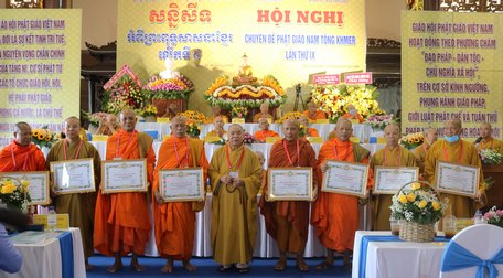 Giáo hội Phật giáo Việt Nam tặng bằng khen công đức cho các tập thể có nhiều đóng góp trong công tác tổ chức các lần hội nghị.