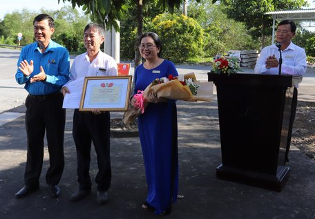 Ông Huỳnh Bá Long- Chủ tịch Liên đoàn Lao động tỉnh Vĩnh Long trao chứng nhận công trình cho Điện lực Bình Minh.