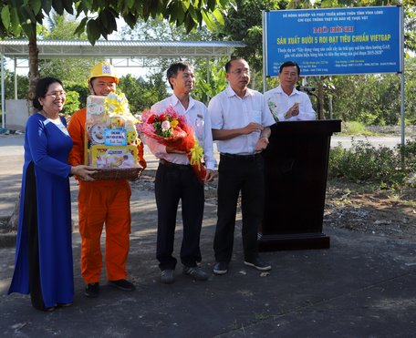 Ông Lê Thanh Hùng- Giám đốc Công ty Điện lực Vĩnh Long tặng hoa chúc mừng Điện lực Bình Minh hoàn thành công trình vượt tiến độ.