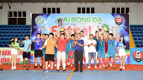 Đội Huỳnh Hương (Kiên Giang) giành chức vô địch.