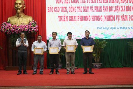 Phó Trưởng Ban Tuyên giáo Tỉnh ủy- Nguyễn Văn Săn khen thưởng các tập thể tiêu biểu.