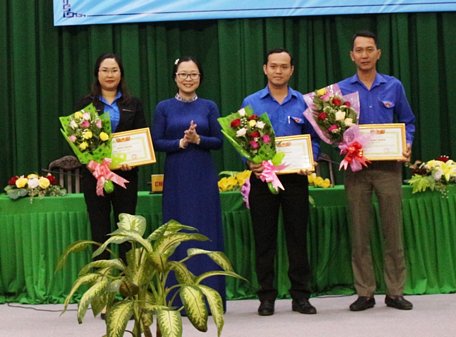 Phó Chủ tịch UBND tỉnh- Nguyễn Thị Quyên Thanh trao giấy khen cho các tập thể đạt giải cao