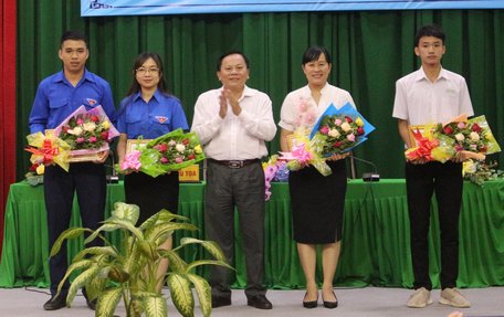  Giám đốc Sở Nội vụ- Trần Văn Hên trao giấy khen cho các cá nhân đạt giải cao