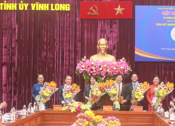 Phó Chủ tịch nước Đặng Thị Ngọc Thịnh và các đại biểu Quốc hội tỉnh Vĩnh Long khóa XIV.