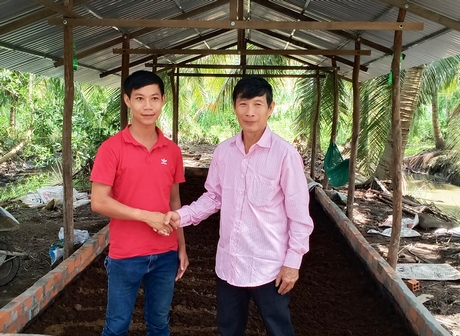 Anh Nguyễn Văn Thảo (trái) đã có những hoạt động thiết thực hỗ trợ nông dân làm kinh tế. 