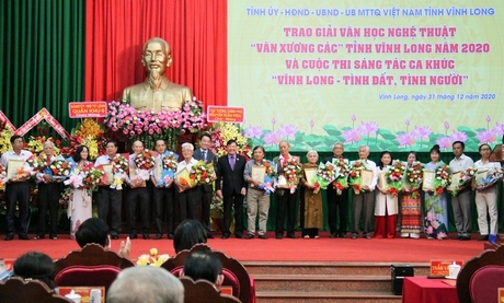 Bí thư Tỉnh ủy- Trần văn Rón và Chủ tịch UBND tỉnh- Lữ Quang Ngời trao giải văn học nghệ thuật “Văn Xương Các” cho tác giả và gia đình các tác giả.