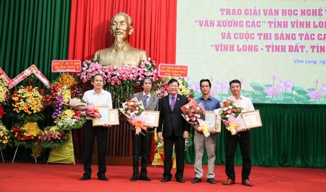 Bí thư Tỉnh ủy- Trần Văn Rón trao giải nhất, nhì, ba cuộc thi sáng tác ca khúc “Vĩnh Long- Tình đất, tình người” cho các tác giả.