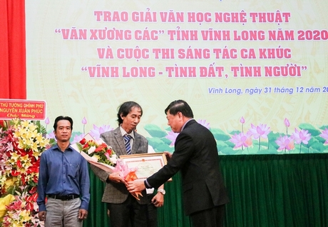 Bí thư Tỉnh ủy- Trần Văn Rón trao giải nhất, nhì, ba cuộc thi sáng tác ca khúc “Vĩnh Long- Tình đất, tình người” cho các tác giả.