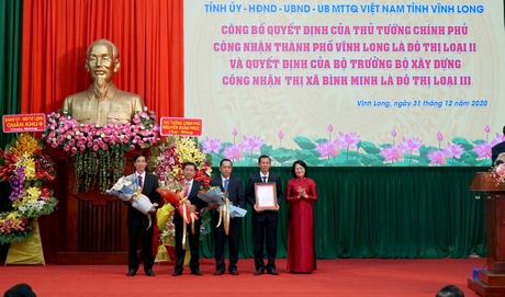 Phó Chủ tịch nước- Đặng Thị Ngọc Thịnh đã trao quyết định của Thủ tướng Chính phủ công nhận TP Vĩnh Long là đô thị loại II trực  thuộc tỉnh Vĩnh Long.
