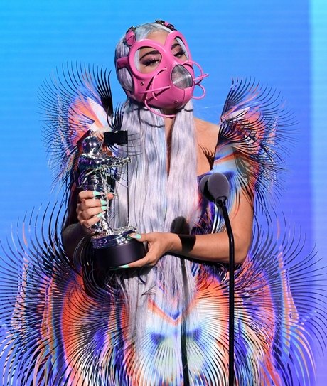 Lady Gaga xuất hiện với bộ cánh và phụ kiện nổi bật trong lễ trao giải MTV.