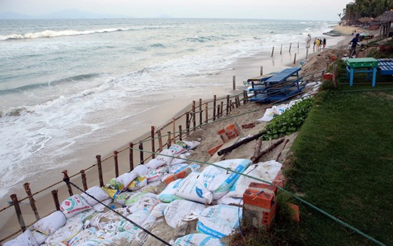 Sau bão Vamco, đoạn bờ biển Cửa Đại bị sạt lở nghiêm trọng sát vào khu vực kinh doanh của người dân. (Ảnh: TTXVN) 