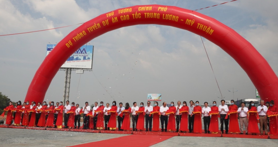 Thủ tướng Chính phủ Nguyễn Xuân Phúc dự và cắt băng thông tuyến cao tốc Trung Lương- Mỹ Thuận sáng 4/1/2021.