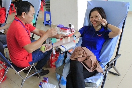 Phương Thảo tham gia hiến máu tình nguyện.