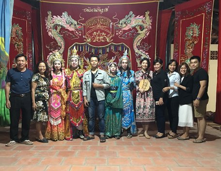 Du khách giao lưu, chụp ảnh lưu niệm với các nghệ nhân Đoàn hát bội Đồng Thinh.