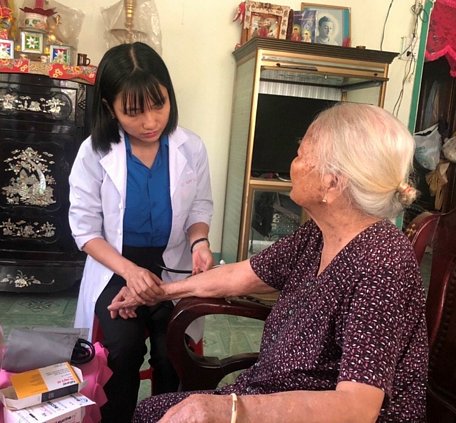 Bạn trẻ đến nhà chăm sóc sức khỏe cho mẹ Việt Nam anh hùng.
