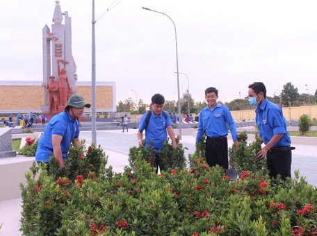 Bạn trẻ thực hiện công trình trồng hoa tại Nghĩa trang Liệt sĩ.