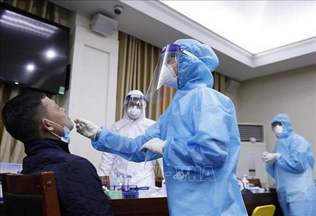 Nhân viên y tế lẫy mẫu xét nghiệm virus SARS-CoV-2 cho các phóng viên, biên tập, kỹ thuật viên các cơ quan thông tấn, báo chí. Ảnh: Dương Giang/TTXVN
