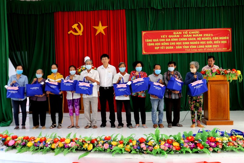Ông Cù Tấn Tài- Phó Giám đốc Công ty Điện lực Vĩnh Long tặng quà cho gia đình chính sách, gia đình khó khăn xã Tân Hạnh.