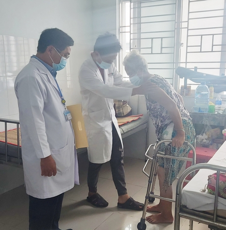 Sau phẫu thuật thay khớp háng nhân tạo được 5 ngày, bà Nguyễn Thị Tín (thị trấn Long Hồ) dần phục hồi và tập đi trên khung theo hướng dẫn của bác sĩ.