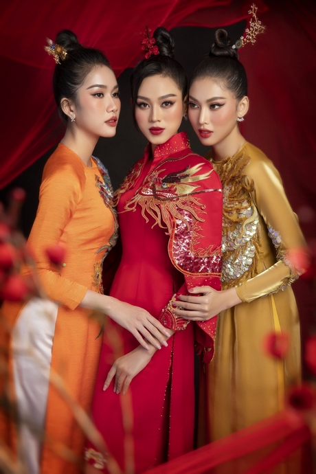 Chuyển sang bộ trang phục của NTK Thủy Nguyễn, Top 3 Hoa hậu Việt Nam 2020 lại khoe sắc đầy kiêu sa và tôn vinh vẻ đẹp nữ quyền.
