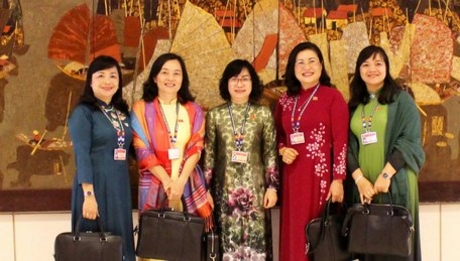 Đại biểu Nguyễn Thị Minh Hạnh cùng các đại biểu nữ của tỉnh Vĩnh Long dự đại hội Đảng toàn quốc lần thứ XIII.