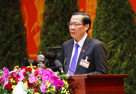 Đồng chí Phan Văn Mãi- Ủy viên Trung ương Đảng, Bí thư Tỉnh ủy Bến Tre trình bày tham luận.