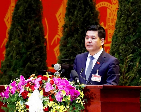 Đồng chí Nguyễn Hồng Diên- Ủy viên Trung ương Đảng, Phó Trưởng Ban Tuyên giáo Trung ương thay mặt Đoàn Thư ký đọc thư của các tổ chức quốc tế chúc mừng Đại hội XIII của Đảng.