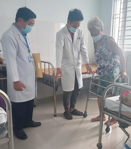 Sau phẫu thuật thay khớp háng nhân tạo được 5 ngày, cô Nguyễn Thị Tín (thị trấn Long Hồ) dần phục hồi và tập đi trên khung theo hướng dẫn của bác sĩ.