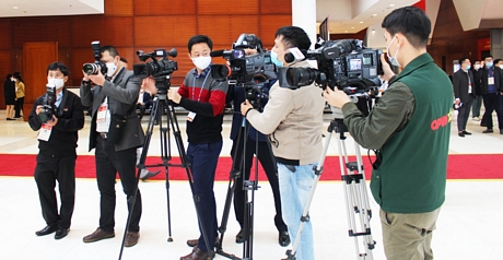 Thực hiện yêu cầu phòng, chống dịch tại Trung tâm Báo chí Đại hội XIII, các phóng viên đều đeo khẩu trang khi tác nghiệp.