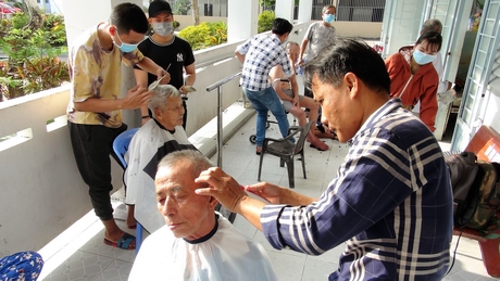 Nhóm từ thiện của chị Thanh Tuyền đang hớt tóc miễn phí cho các cụ già neo đơn.