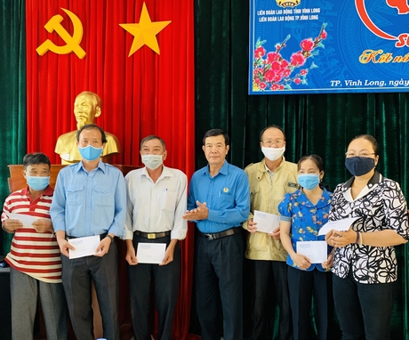 Ông Huỳnh Bá Long- Chủ tịch Liên đoàn Lao động tỉnh trao quà tết cho công nhân, viên chức, lao động có hoàn cảnh khó khăn