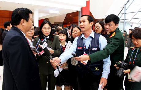 Đồng chí Bùi Văn Nghiêm- Phó Bí thư Thường trực Tỉnh ủy, Chủ tịch HĐND tỉnh Vĩnh Long trả lời phỏng vấn của các cơ quan báo chí.