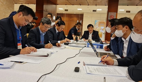 Ở điểm cầu Hà Nội, hội nghị trực tuyến được tổ chức họp tại phòng trực Y tế Đại hội XIII của Đảng.