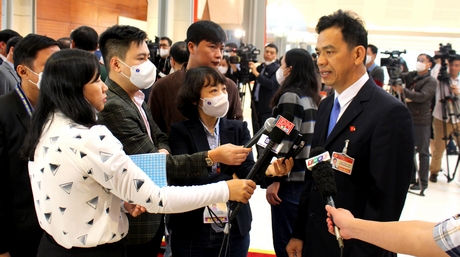 Đại biểu Trần Trung Nhân trả lời phỏng vấn báo chí.