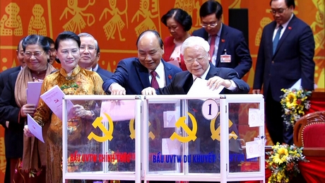 Các đồng chí lãnh đạo Đảng và Nhà nước bỏ phiếu bầu BCH Trung ương Đảng khóa XIII.