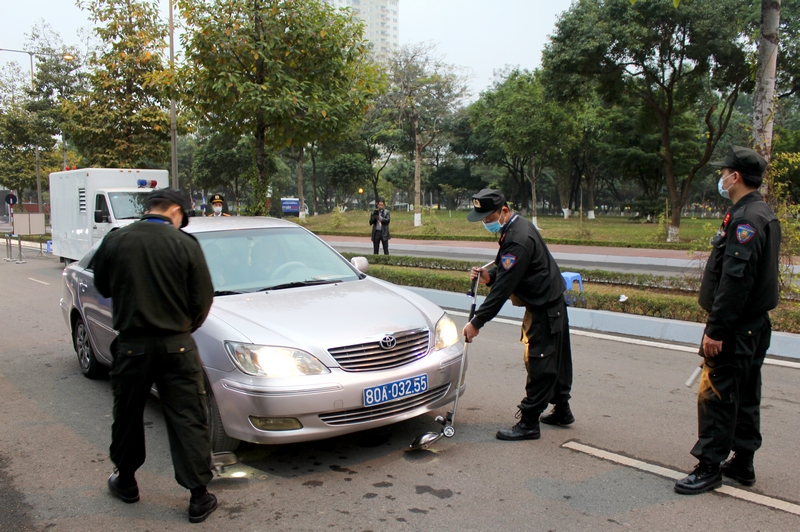 Các chiến sĩ kiểm tra an ninh mọi phương tiện giao thông trước khi vào Trung tâm Hội nghị Quốc gia.