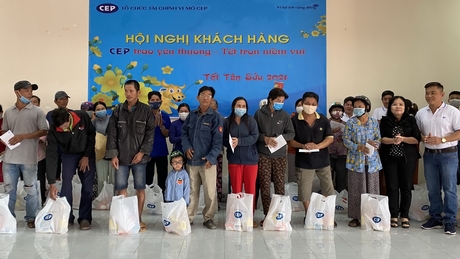 CEP chi nhánh tỉnh Vĩnh Long trao quà tết cho hộ nghèo, người lao động trên địa bàn huyện Long Hồ.