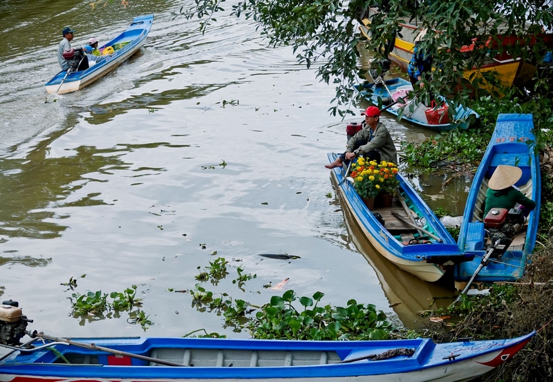  Nói đến Tết miền Tây, không thể không nhắc đến sắc xuân ngập tràn trên sông quê. Trong ảnh là một bến sông quê Gò Quao, tỉnh Kiên Giang ngày 30 Tết.